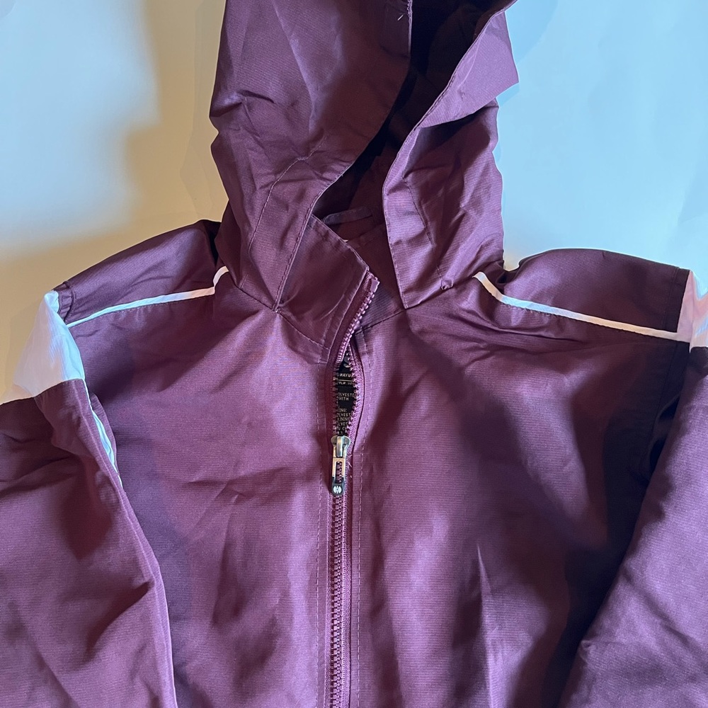 Holloway jacket
In excellent condition 
Like new. 
Wind type material